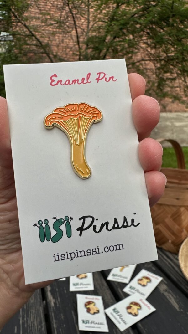 Chanterelle enamel pin with custom backing card – Finnish kantarelli design